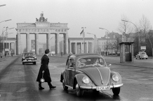 Traffic check at the Brandenburg Gate, 1959